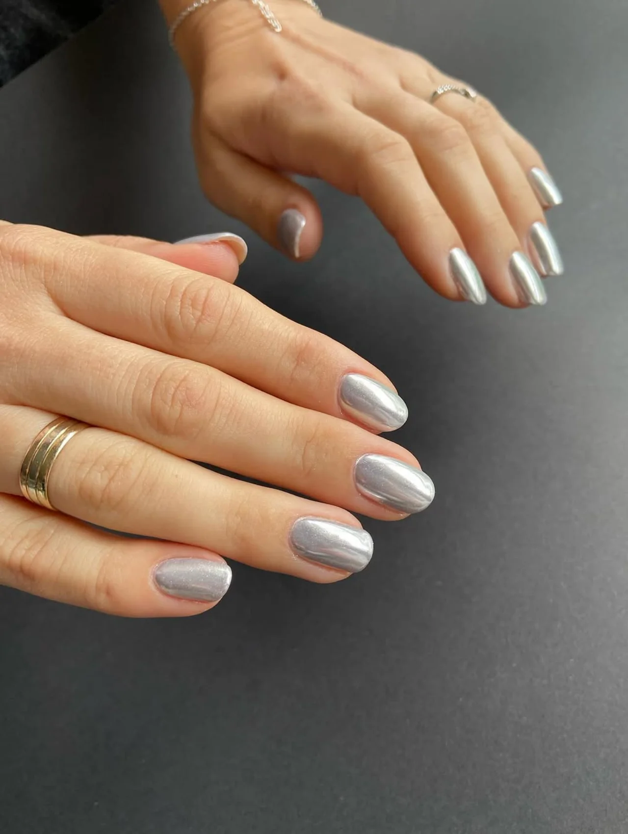Diseños de uñas para invierno con glitter plateado y detalles encapsulados