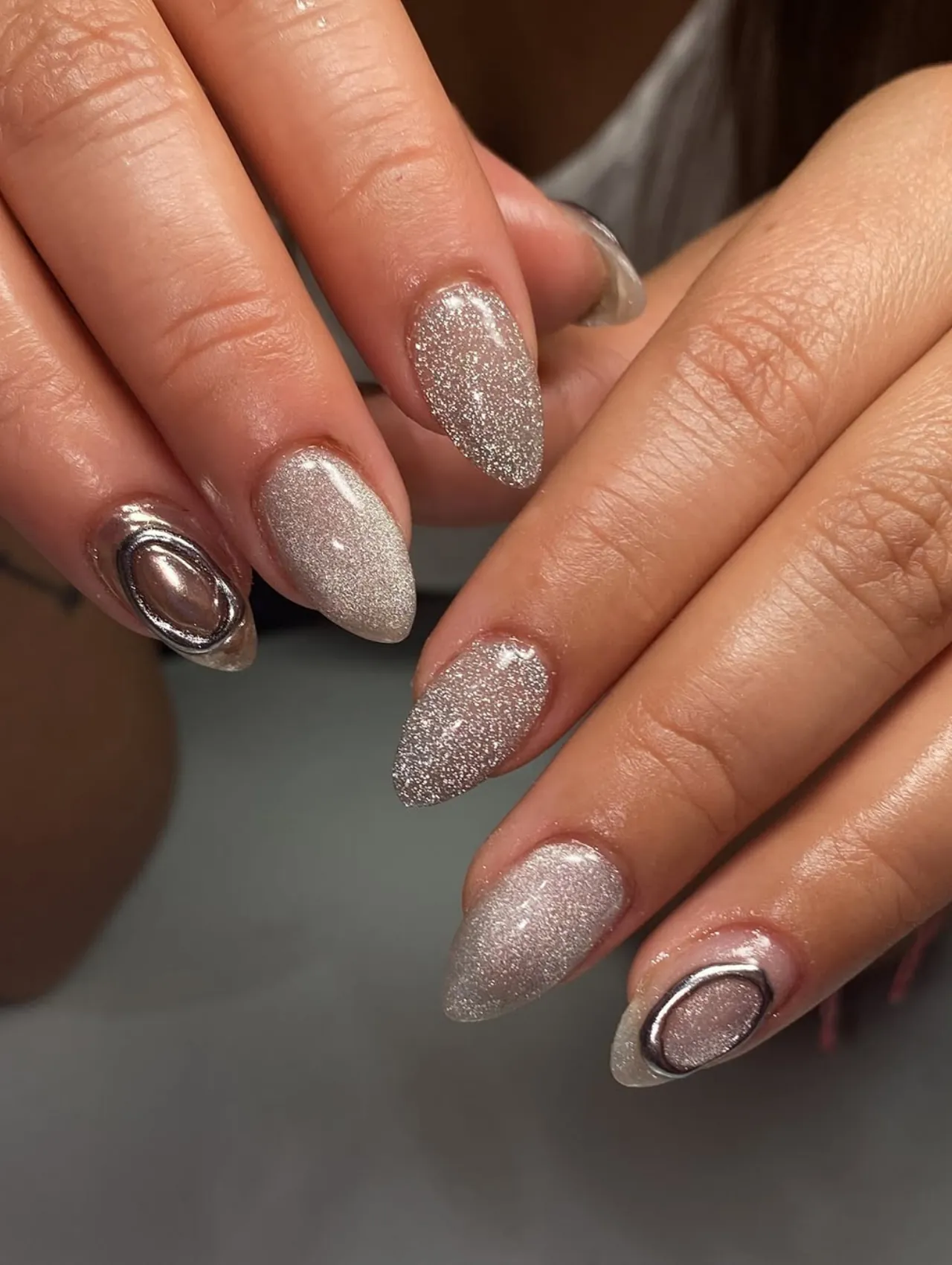 Diseños de uñas para invierno con esmalte plateado metálico moderno