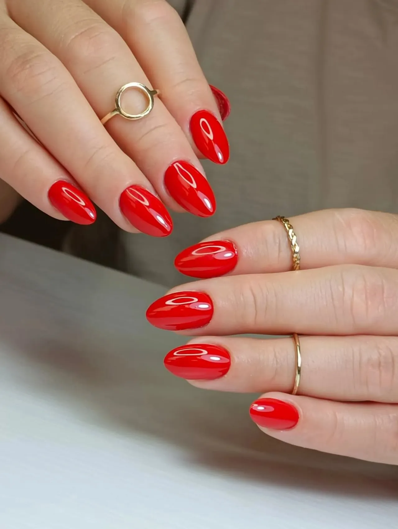 Diseños de uñas para invierno en rojo clásico con acabado brillante