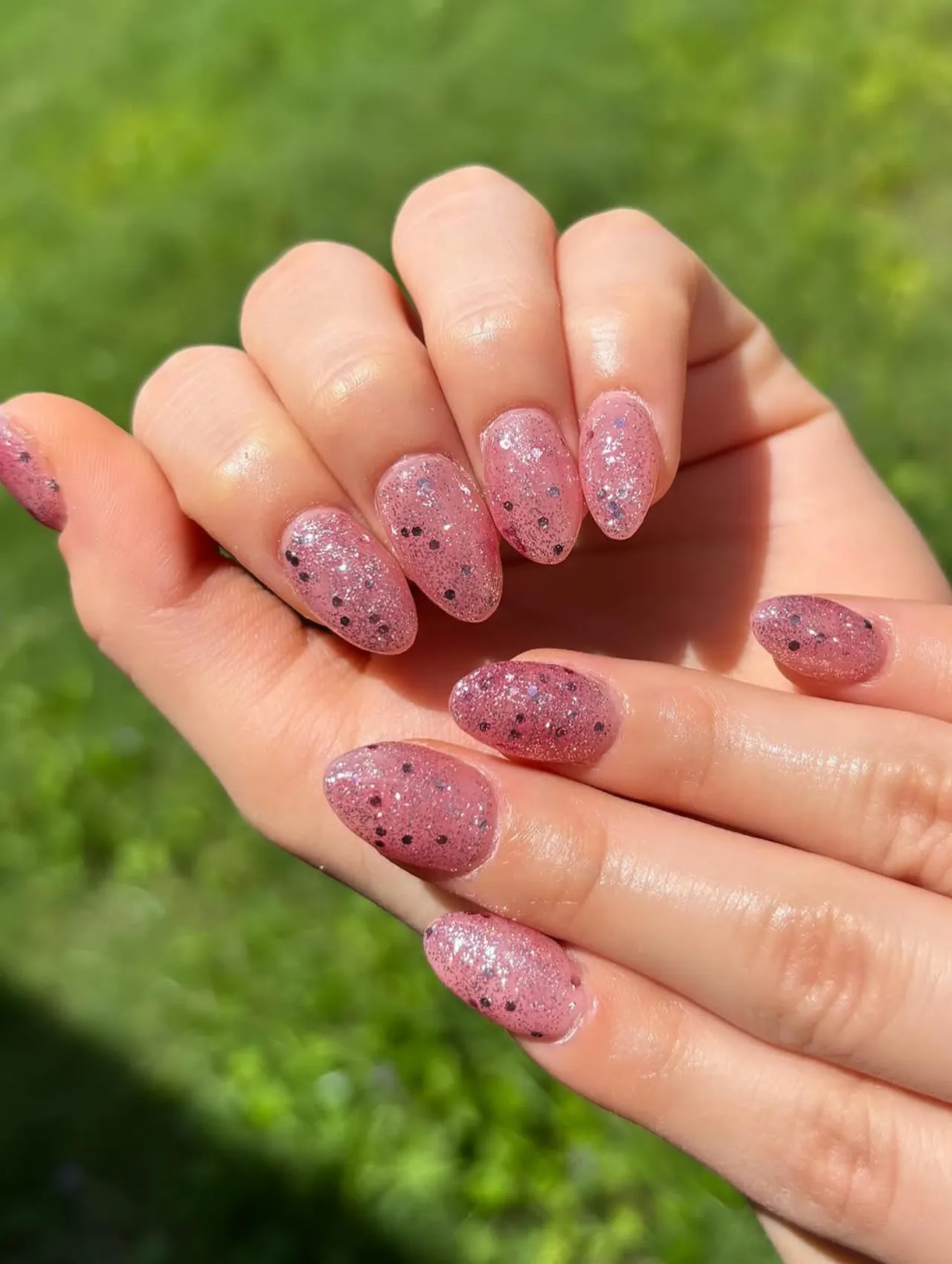 Diseños de uñas para invierno en rosa viejo con glitter glamoroso
