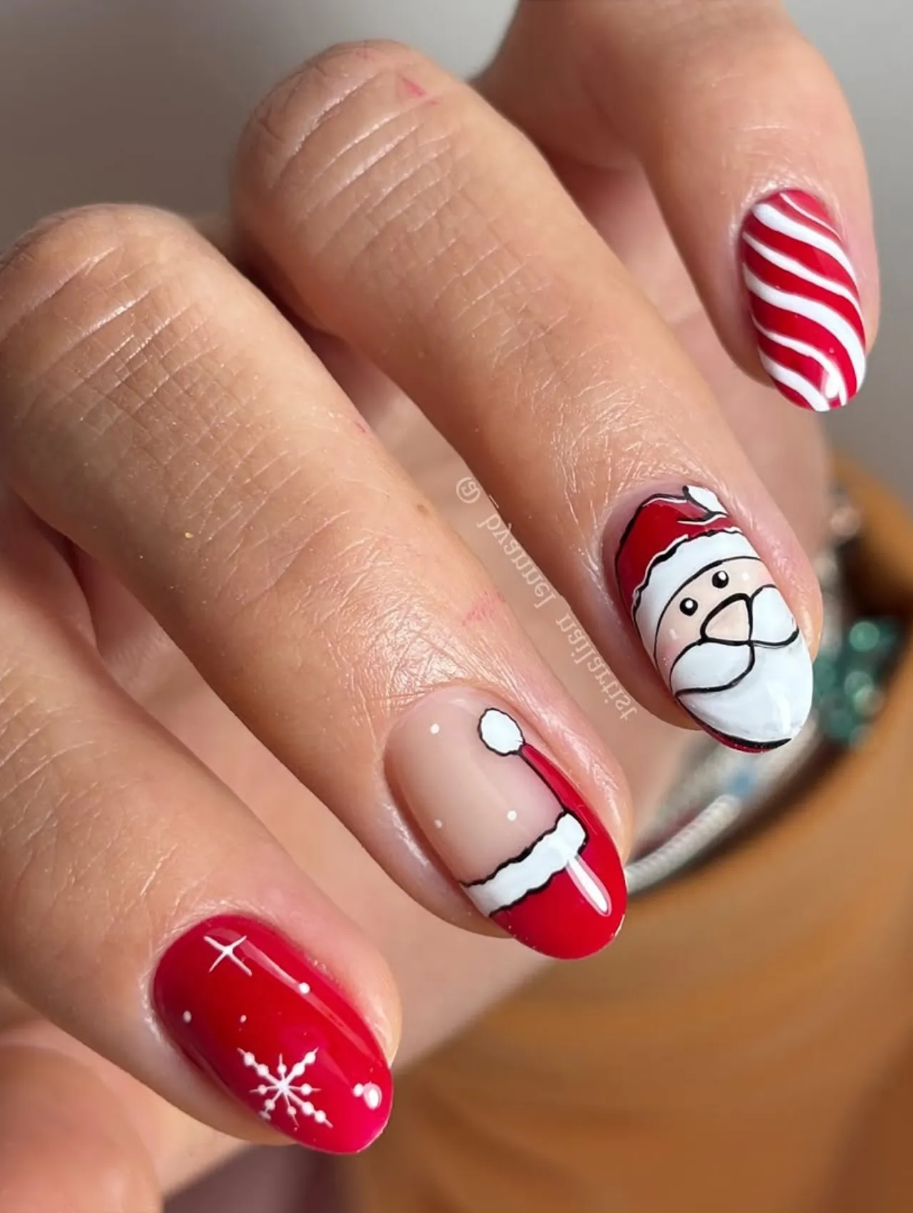 Diseños de uñas para invierno con arte navideño de Papá Noel y bastón de caramelo