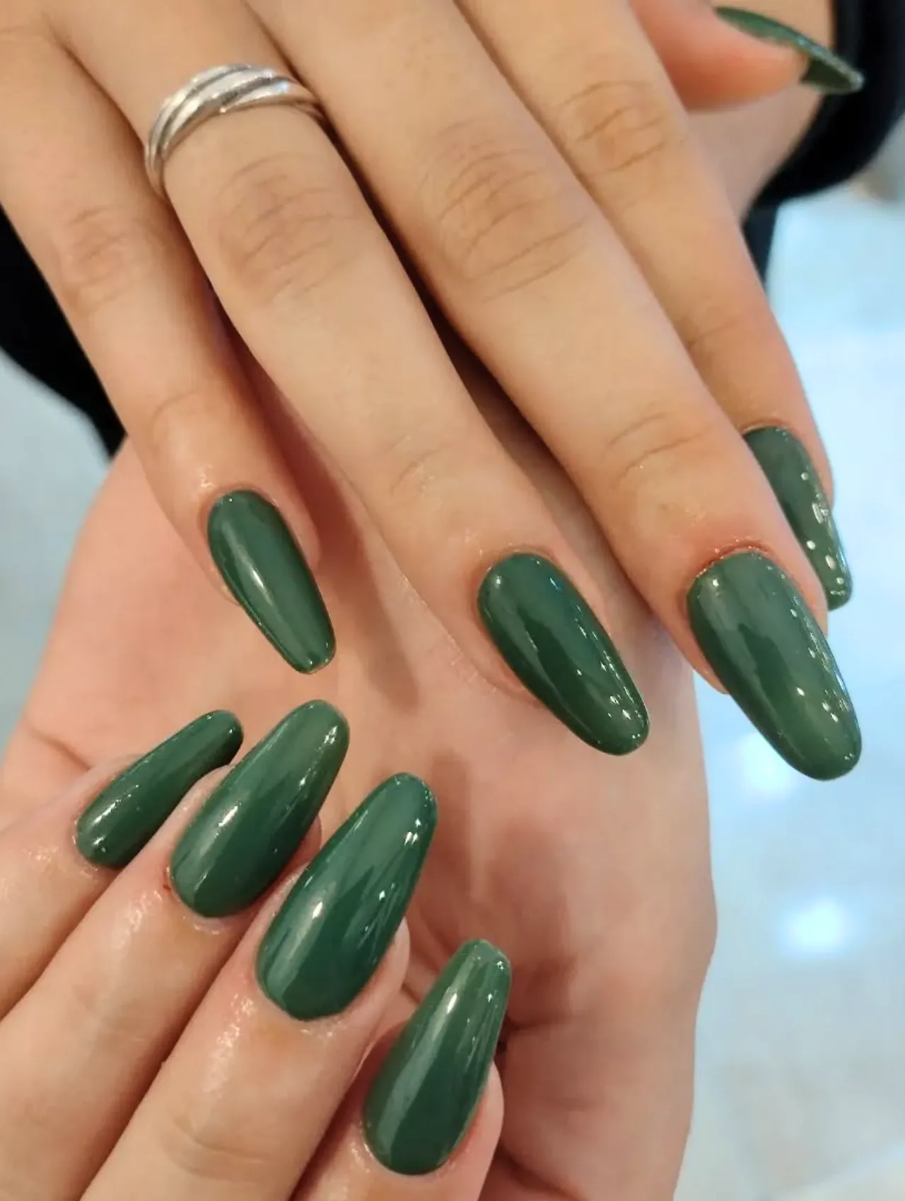 Diseños de uñas para invierno en verde profundo y brillante