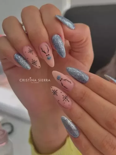 Frosted Glitter Reindeer Winter nails 