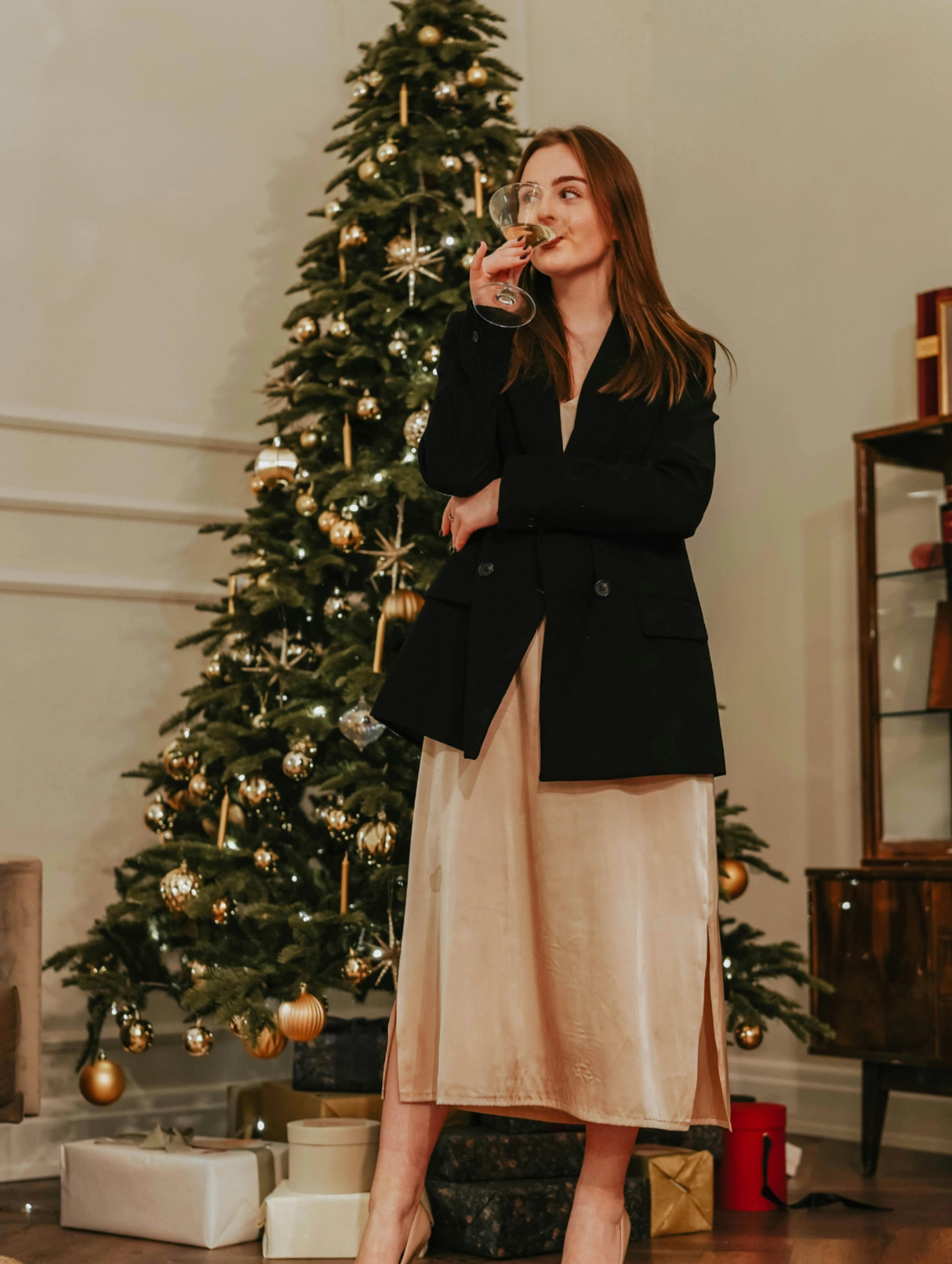 Accesorios y claves para triunfar en un outfit navideño elegante durante una celebración de Navidad.