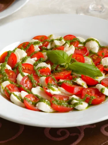 ensalada caprese con pesto