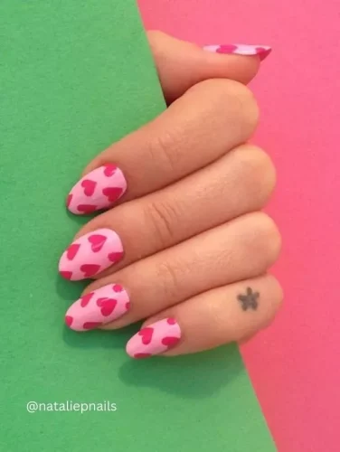 Playful, bold, and oh-so-romantic! This adorable pink and red heart pattern is giving major Valentine's Day vibes with a fun, retro twist. The vibrant colors and repetitive heart motifs make this nail design a standout choice for those who love a cute, trendy, and eye-catching manicure. Perfect for adding a pop of love to your everyday look! 💅💘✨