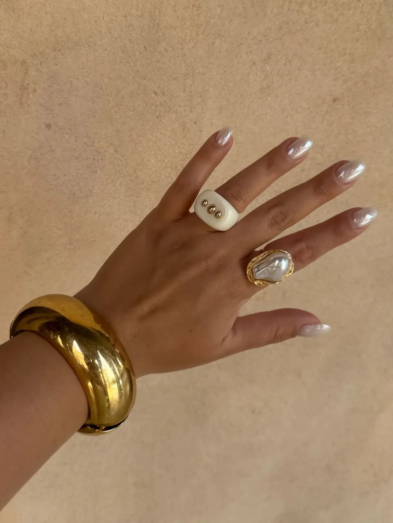 Blanco Perlado Sofisticado, uñas para Nochevieja con acabado nacarado elegante y toque luminoso.