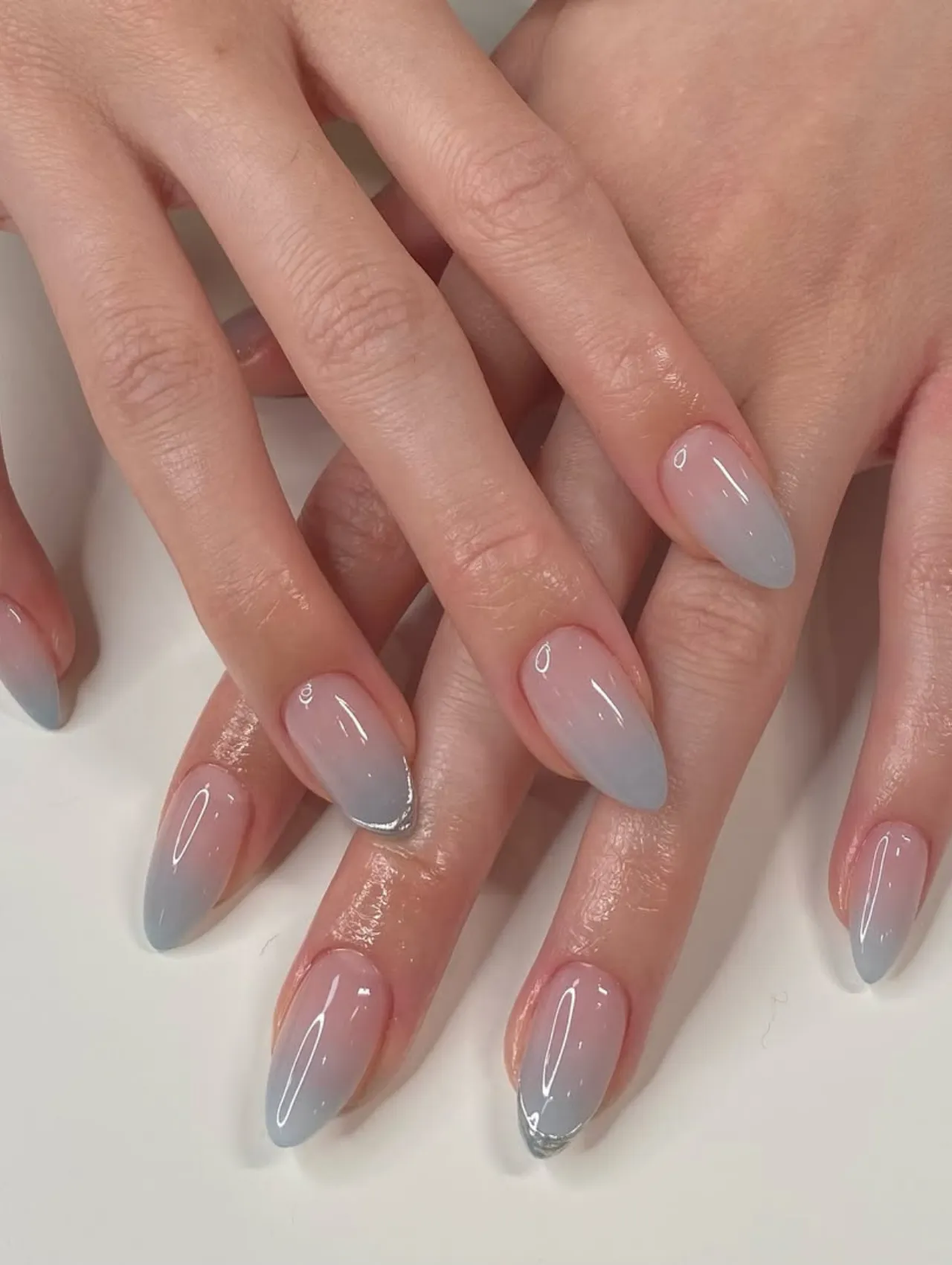 Bruma de Luz Suave, uñas para Nochevieja en tonos degradados suaves con acabado elegante.