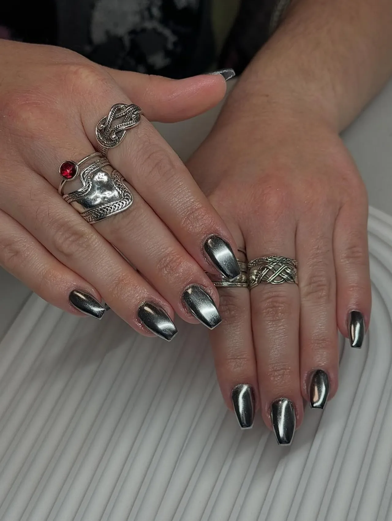 Cromo Plateado Futurista, uñas para Nochevieja con efecto metálico espejo en tono plateado.