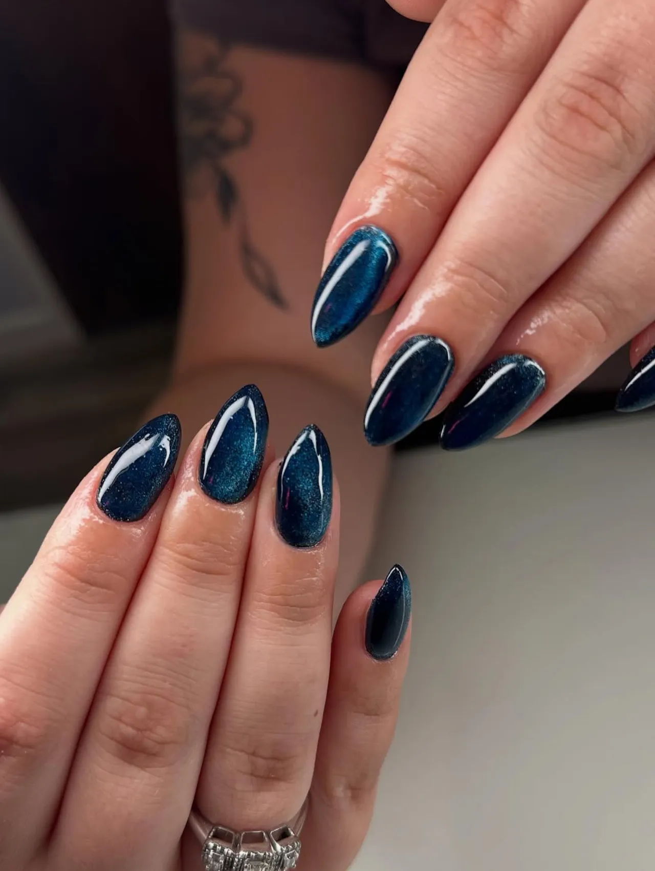 Elegancia en Azul Océano, uñas para Nochevieja en azul profundo con brillo sutil.