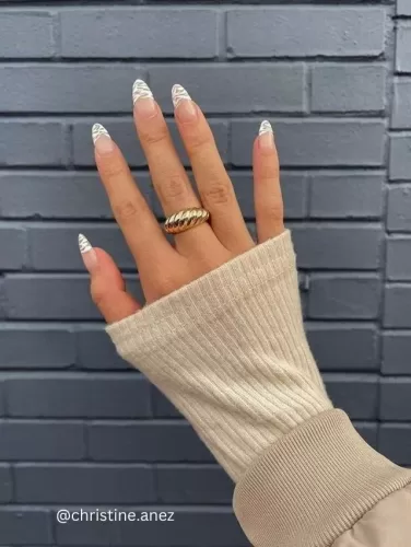 Marble-Tipped Winter Nails with Minimalist Elegance