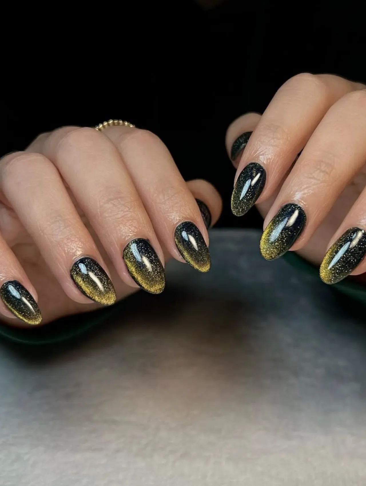 Misterio Medianoche, uñas para Nochevieja con degradado negro y dorado brillante.