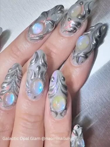 Uñas Glamour Galáctico con Ópalo para Nochevieja