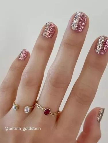 ¡Eleva tu manicura con estas deslumbrantes uñas ombré con purpurina oro rosa! La combinación perfecta de destellos rosados y plateados crea un look lujoso y llamativo que es tanto chic como glamoroso. Ideal para ocasiones especiales o cuando simplemente quieras brillar.