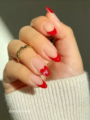 Celebra el amor propio con estas adorables uñas francesas rojas que presentan un lindo acento de corazón que dice "YO"! La manicura perfecta para el Día de San Valentín o cualquier momento en que quieras abrazar la confianza y el autocuidado. La base nude minimalista mantiene el toque elegante, mientras que las audaces puntas rojas añaden un toque coqueto.