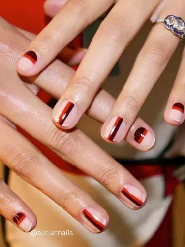 ¡Una versión elegante y sofisticada de las uñas para San Valentín! Uñas de San Valentín 2025 trae diseños que combinan romance y tendencia. Este diseño minimalista presenta audaces rayas rojas metálicas sobre una base nude, creando una estética chic y contemporánea. Perfecto para quienes aman una manicura sutil pero llamativa. Ya sea para una noche romántica o para la elegancia diaria, ¡este estilo es imprescindible! 