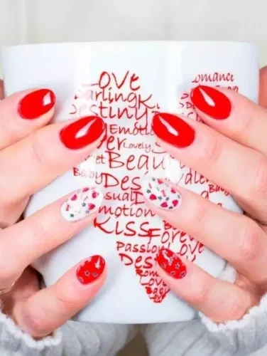 Este diseño de uñas captura la esencia de San Valentín con su rojo clásico audaz y un toque juguetón de escritura inspirada en el amor. Cada uña presenta un acabado de alto brillo, perfecto para quienes buscan un look vibrante pero sofisticado. Los acentos de palabras románticas manuscritas como "amor", "cariño" y "siempre" en una delicada escritura blanca realzan el encanto temático, haciendo de este diseño una elección ideal para expresar pasión y afecto durante la temporada de San Valentín.