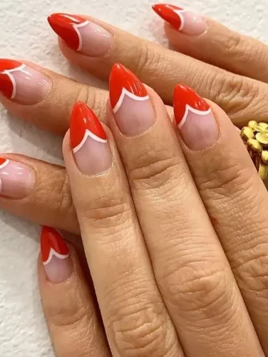 Este llamativo diseño de uñas reinventa la clásica punta francesa con un vibrante giro de San Valentín. Las uñas presentan una base clara y brillante con puntas rojas impactantes, cada una elegantemente curvada en forma de corazón en la punta, simbolizando un latido del corazón. Este diseño es perfecto para aquellos que aman un aspecto tradicional con un toque juguetón y romántico, convirtiéndolo en una excelente elección para un Día de San Valentín lleno de amor y estilo.