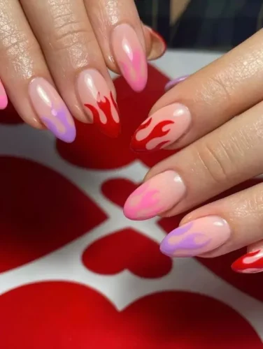 Este llamativo diseño de uñas presenta un efecto degradado que mezcla sin problemas los pasteles suaves con rojos vivos, creando la apariencia de llamas que envuelven cada uña. Las llamas están artísticamente formadas en corazones, simbolizando un amor apasionado. Este diseño es perfecto para aquellos que buscan combinar drama y romance de una manera visualmente cautivadora, convirtiéndolo en una opción destacada para cualquier celebración del Día de San Valentín.