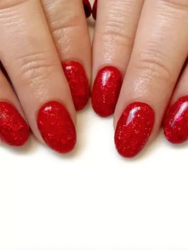 Este diseño de uñas irradia lujo y pasión con su acabado rojo profundo y resplandeciente, evocando la belleza de un rubí finamente tallado. Cada uña está cubierta con una rica textura brillante que capta la luz, realzando el color vibrante y creando un efecto deslumbrante. Ideal para el Día de San Valentín o cualquier ocasión glamurosa, este diseño es perfecto para quienes desean hacer una declaración audaz con un toque clásico y elegante.