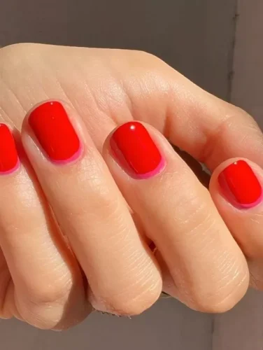 Este elegante y moderno diseño de uñas presenta una vibrante base roja con un llamativo contorno rosa que acentúa la forma natural de las uñas, creando un look definido y pulido. La combinación de rojo intenso y rosa brillante aporta un giro contemporáneo a los clásicos colores de San Valentín, convirtiéndolo en una excelente opción para quienes aman fusionar temas tradicionales con un estilo fresco y audaz. Perfecto para una velada romántica o cualquier ocasión donde causar un impacto elegante sea la clave.