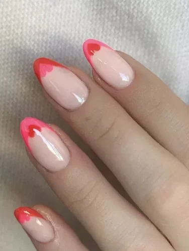 Este elegante diseño de uñas presenta un delicado degradado que se desvanece de un rojo vibrante en las puntas hacia una base clara y natural, evocando la serenidad de un amanecer. La transición impecable de colores crea un look suave y atractivo, perfecto para quienes prefieren una estética sutil pero impactante. Ideal para ocasiones románticas o para la elegancia del día a día, este diseño ofrece una versión fresca de la clásica manicura francesa con un toque de color, convirtiéndolo en una opción encantadora para quienes buscan añadir sofisticación a su estilo.