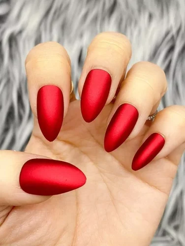 Este impactante diseño de uñas presenta un acabado rojo mate intenso que irradia sofisticación y elegancia. La forma almendrada realza el efecto audaz y seductor, creando un look pulido y estilizado, perfecto para cualquier ocasión romántica. Ideal para quienes aman una estética clásica pero moderna, este profundo tono carmesí encarna el glamour atemporal, convirtiéndolo en una elección impecable para el Día de San Valentín o un toque chic y sofisticado en el día a día.