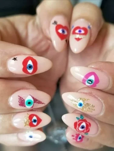 Este cautivador diseño de uñas fusiona el romance con el misticismo, presentando intrincados motivos de ojo turco pintados a mano, incrustados en audaces corazones rojos y delicados patrones de rosas. La base nude resalta la viveza de los diseños, mientras que los acentos de purpurina y detalles celestiales, como diminutas estrellas, añaden un toque de magia. Perfecto para quienes abrazan una estética bohemia o espiritual, este encantador diseño combina amor y protección de una manera artística e impactante.