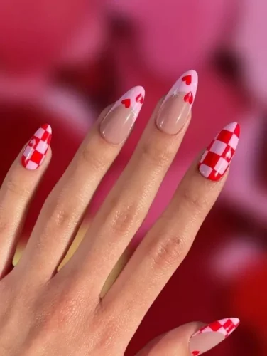 Este divertido y elegante diseño de uñas combina el encanto vintage con una estética moderna, presentando un mix de clásicos patrones de tablero de ajedrez en rojo y blanco junto con puntas francesas en rosa suave adornadas con diminutos corazones rojos. Los diseños alternos crean un contraste dinámico, mientras que el acabado brillante realza la intensidad de los colores. Perfecto para quienes aman un look nostálgico pero a la vez moderno para San Valentín, este diseño captura una esencia audaz y romántica.