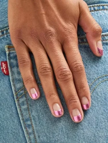 Este moderno diseño de uñas reinventa la clásica manicura francesa con un audaz toque de rosa metálico. La base nude natural realza el contraste, permitiendo que las puntas rosa cromadas y reflectantes sean las protagonistas, aportando un estilo futurista pero femenino. Ideal para quienes aman una estética minimalista y moderna con un toque de glamour, este diseño chic se combina perfectamente tanto con un look casual de mezclilla como con un elegante conjunto para San Valentín.