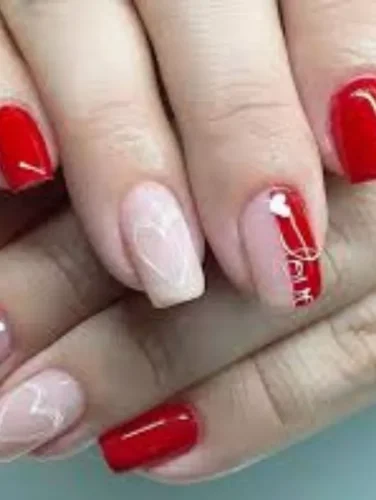 Este elegante diseño de uñas para San Valentín abraza el romance con una sofisticada combinación de rojo y nude. Delicados contornos de corazones blancos añaden un efecto suave y soñador, mientras que la palabra "Love" escrita a mano en una uña de acento refuerza el toque sentimental. Perfecto para quienes aprecian el minimalismo con un giro romántico, esta manicura es una forma refinada y elegante de celebrar el amor con estilo.