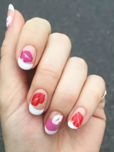 Este divertido diseño de uñas para San Valentín da un giro romántico a la clásica manicura francesa. Las puntas blancas nítidas proporcionan una base atemporal, mientras que las impresiones de labios vibrantes en rojo, rosa y nude añaden un toque coqueto y divertido. Este estilo chic pero caprichoso es perfecto para quienes aman un look minimalista con un toque de romance. Ideal para noches de cita o celebraciones de Galentine, ¡estas uñas seguramente harán una declaración!