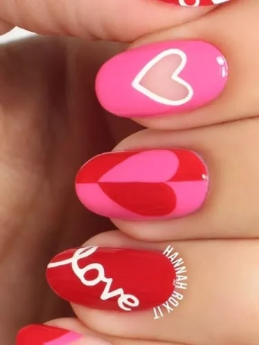 Un vibrante y juguetón diseño de uñas para San Valentín que irradia amor. Con una audaz combinación de rosa y rojo, esta manicura está adornada con patrones de corazones, un delicado recorte de corazón delineado y la palabra "love" elegantemente escrita en una uña. El acabado brillante realza la estética romántica, haciendo que sea perfecta para quienes quieren hacer una declaración de amor y pasión. ¡Ideal para una celebración divertida y coqueta de San Valentín!