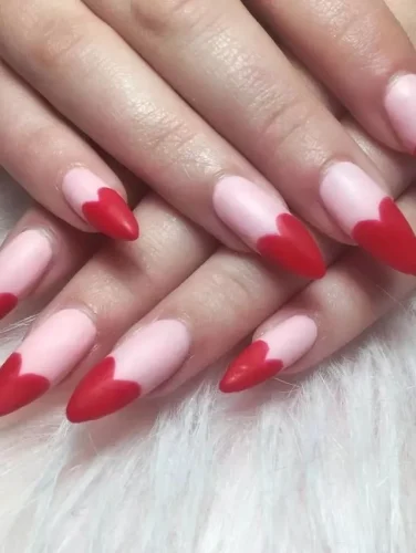 Estas audaces uñas stiletto hacen una declaración con una base rosa mate y llamativas puntas rojas en forma de corazón. La forma afilada y puntiaguda realza el efecto dramático, mientras que el degradado sin costuras de rosa a rojo añade un toque chic y romántico. ¡Perfecto para quienes aman los diseños de uñas de San Valentín atrevidos pero juguetones!