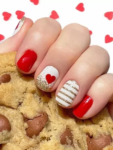 Un sofisticado diseño de uñas para San Valentín que combina el clásico rojo con elegantes acentos en dorado y blanco. Con una uña de acento en forma de corazón, un degradado dorado con purpurina y detalles de rayas doradas, esta manicura irradia romance y lujo. Perfecto para quienes aman un look de San Valentín atemporal pero con estilo.