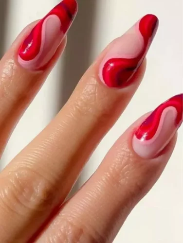 El diseño "olas de pasión" es una expresión artística de los temas de San Valentín, caracterizado por un hipnotizante remolino de capas transparentes y rojo intenso. Este estilo captura la fluidez del romance con olas que van y vienen a través de cada uña, creando un efecto visual impactante. Es perfecto para aquellos que prefieren un aspecto audaz y abstracto que aún lleva la esencia del Día de San Valentín a través de su uso de tonos rojos vibrantes. Este diseño seguramente cautivará y es ideal para hacer una declaración de moda durante la temporada del amor.