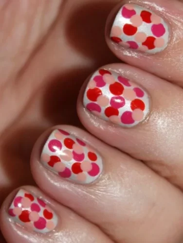 El diseño "amor en lunares" ofrece una interpretación alegre y juguetona del arte de uñas para el Día de San Valentín. Cuenta con una base blanca brillante salpicada de lunares en varios tonos de rosa y rojo, creando una apariencia burbujeante y vibrante. Este diseño es perfecto para aquellos que disfrutan de un toque de color y un estilo divertido y animado. Es especialmente adecuado para las festividades de San Valentín o cualquier ocasión que requiera un toque ligero y festivo.