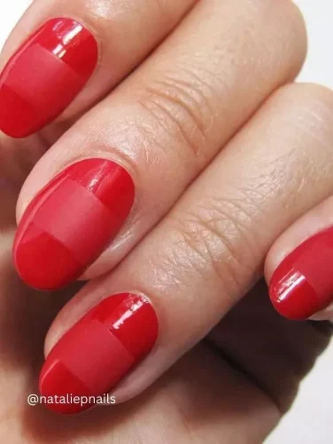 Una versión elegante y sofisticada de las clásicas uñas rojas. Este diseño juega con el contraste, presentando secciones alternas brillantes y mates que crean una declaración audaz pero minimalista. Las líneas bien definidas añaden un toque moderno y geométrico, haciéndolo perfecto para quienes aman un look chic y contemporáneo. Ya sea para el Día de San Valentín o una manicura estilosa para el día a día, ¡este diseño es una elegancia sin esfuerzo!