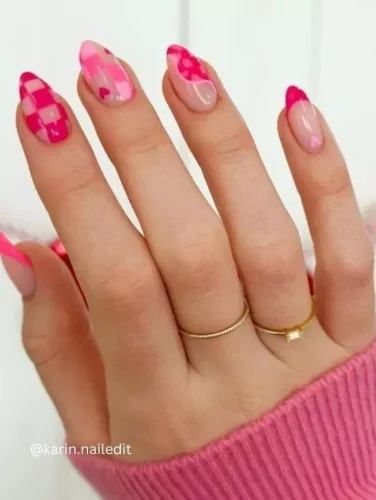 ¡Una mezcla moderna de tonos rosados y patrones juguetones! Este diseño de uñas presenta una elegante combinación de cuadros tipo gingham y acentos abstractos de corazones, todo sobre una suave base nude. ¡El equilibrio perfecto entre lindo y chic para un divertido look de San Valentín!