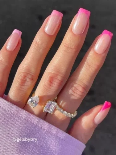 ¡Una versión suave y soñadora de la clásica manicura francesa! Este diseño presenta un sutil efecto ombré rosa, fusionándose perfectamente con una base nude brillante. Perfecto para un toque romántico y femenino, convirtiéndolo en una opción ideal para el Día de San Valentín o para la elegancia diaria.