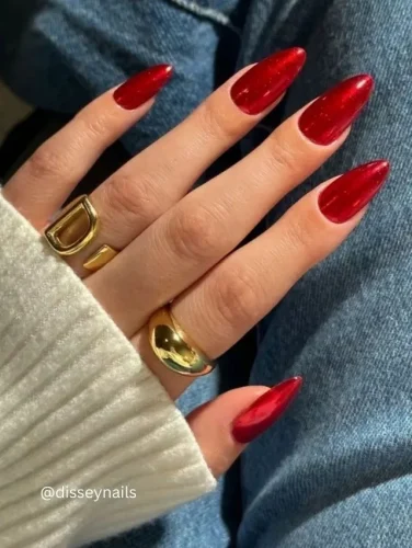 ¡Audaces, fieras y ultra-glamurosas! Uñas de San Valentín 2025 apuesta por estilos impactantes y sofisticados. Estas uñas stiletto rojas brillantes irradian confianza y elegancia. El acabado de alto brillo las hace perfectas para una noche de cita, el Día de San Valentín o cualquier ocasión en la que quieras hacer una declaración.