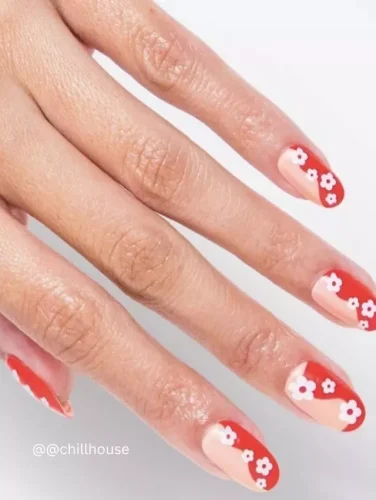 ¡Un giro juguetón a la clásica punta francesa! Estas uñas presentan una suave base nude con puntas rojas vibrantes, adornadas con delicadas flores blancas para un look fresco y coqueto. Perfectas para la primavera, el Día de San Valentín o cuando quieras añadir un toque floral a tu estilo.