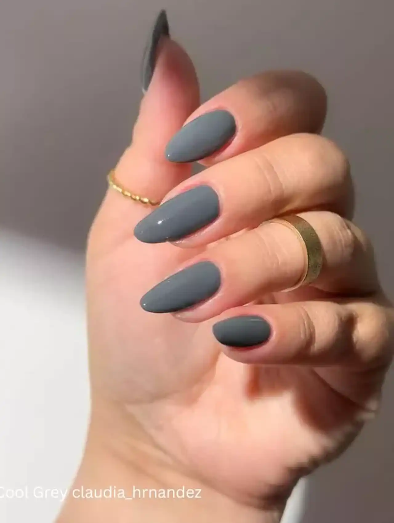 Uñas de invierno con puntas francesas glaseadas elegante