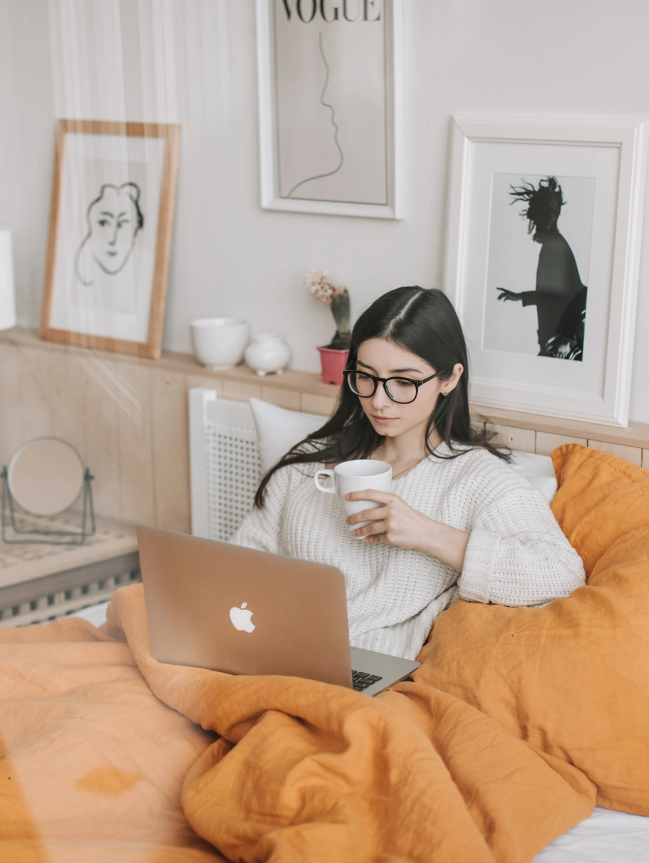 Best apps for productivity lifestyle image showing a person working comfortably with a laptop and coffee at home.