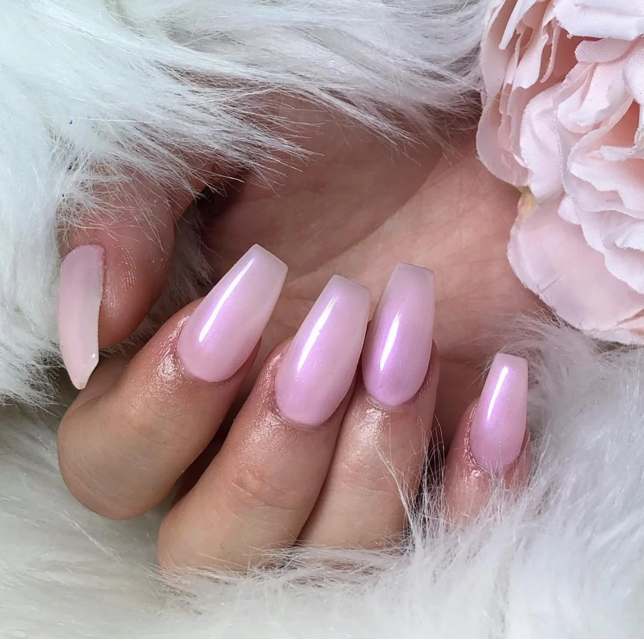 Manicura con esmalte Côte Nail Polish en tono No. 11 Pink Opal, una opción elegante entre los colores de uñas de invierno en tendencia.