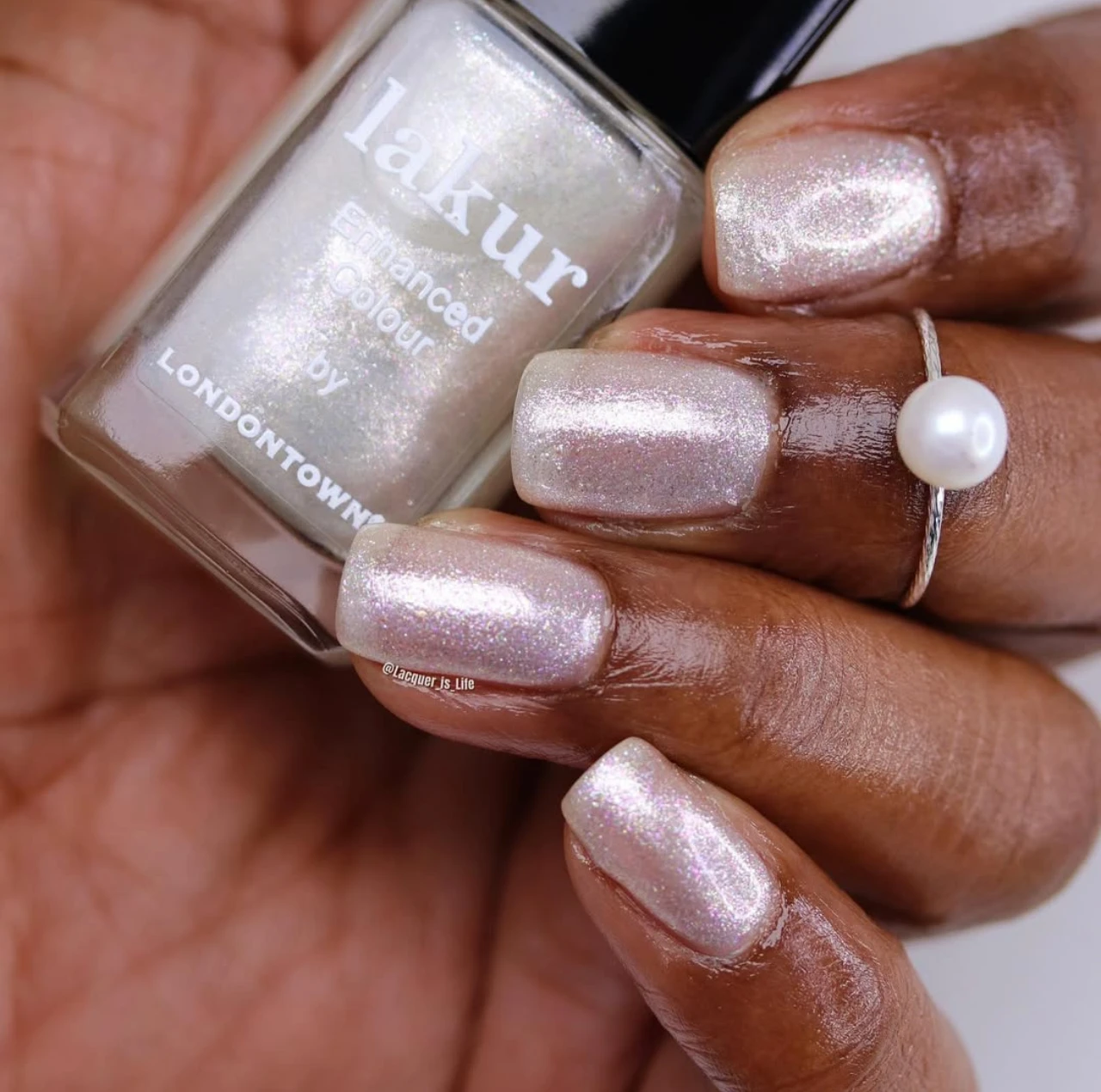 Manicura con esmalte perlado de Londontown Lakur en Coconut Crush, ideal para los colores de uñas de invierno en tendencia.