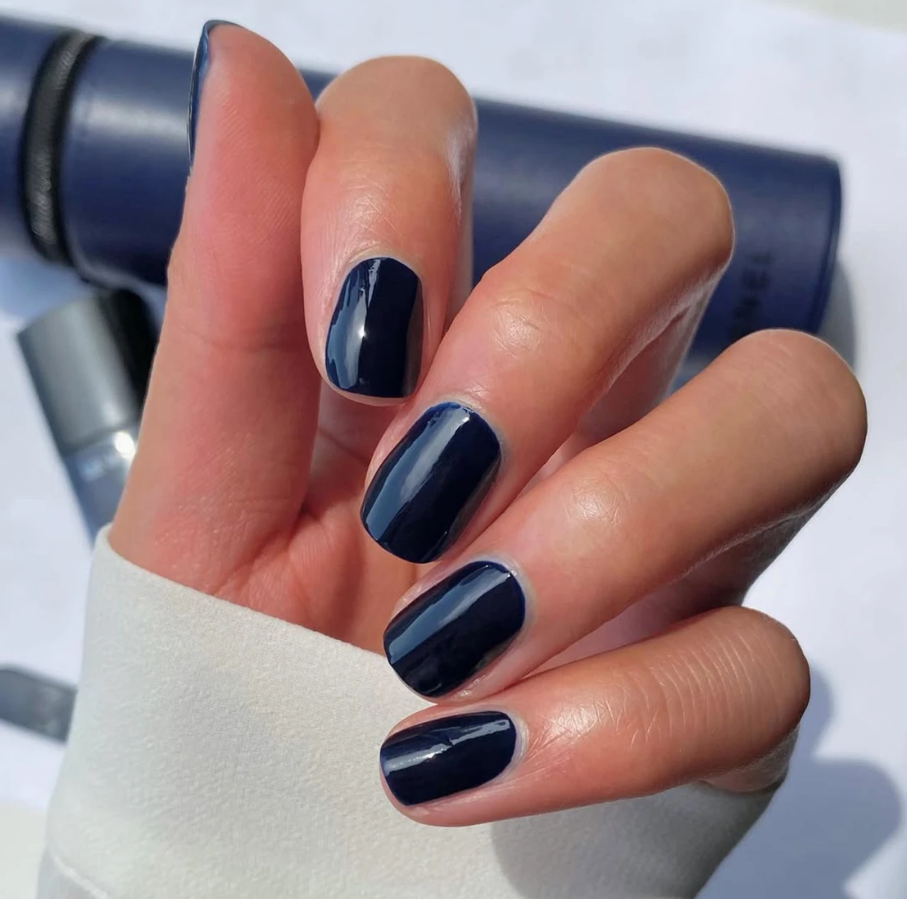 Uñas con esmalte Chanel Le Vernis en el tono Fugeuse, uno de los colores de uñas de invierno en tendencia.