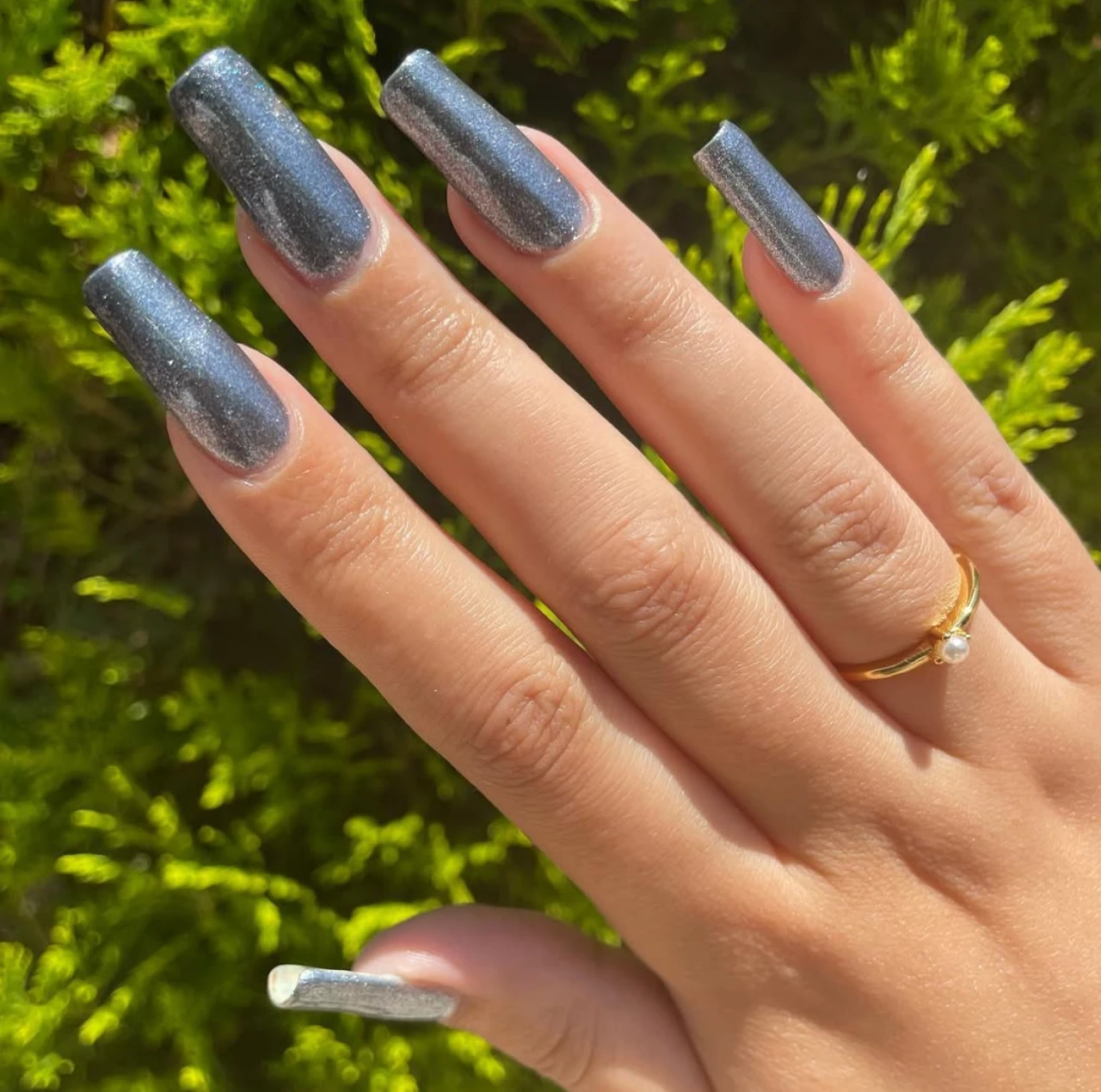 Uñas largas con esmalte Côte Nail Polish en tono gris metálico No.95 Shimmery Slate Grey.