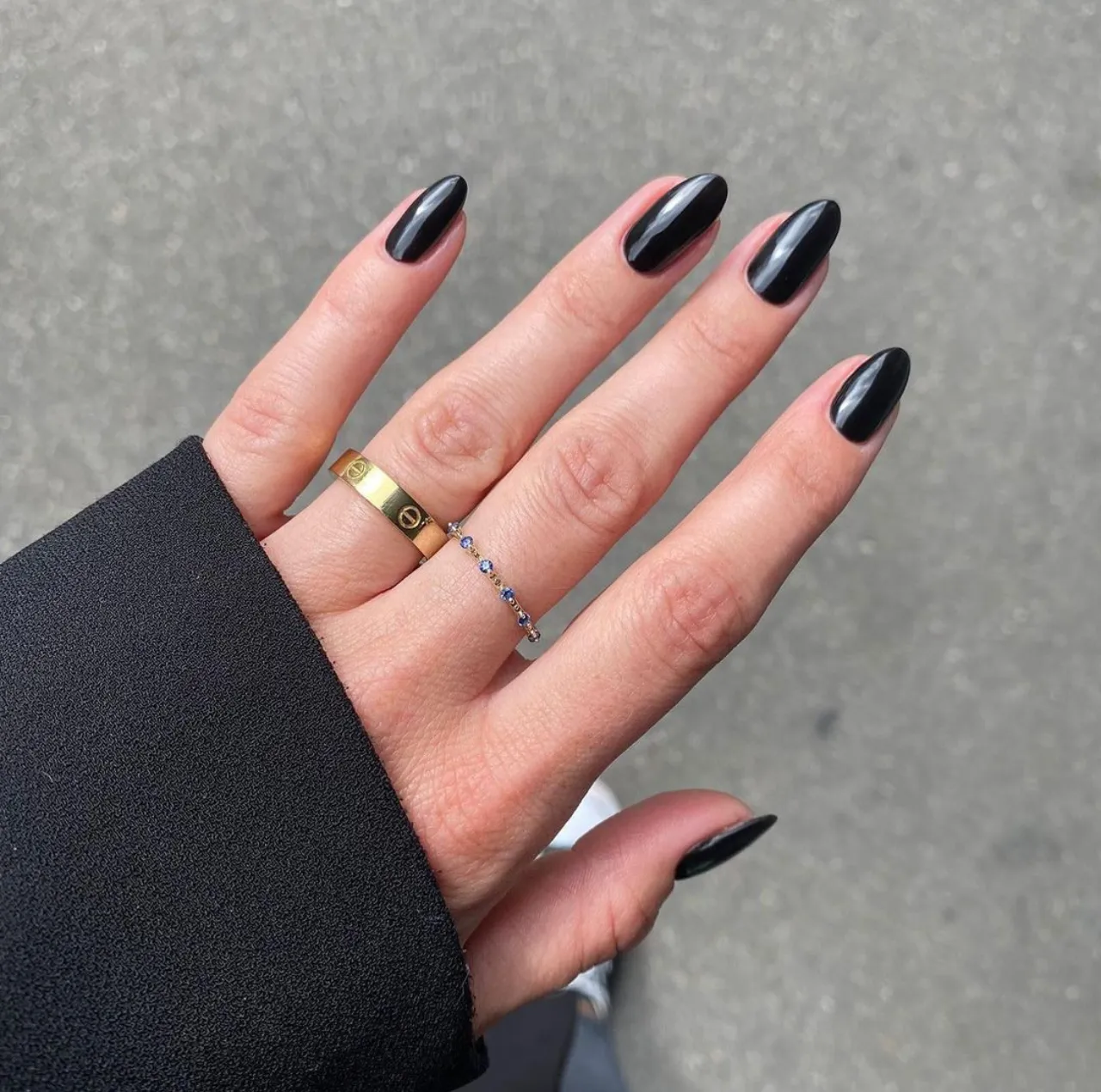 Uñas negras brillantes con esmalte JINsoon Nail Polish en Absolute Black - colores de uñas de invierno en tendencia.