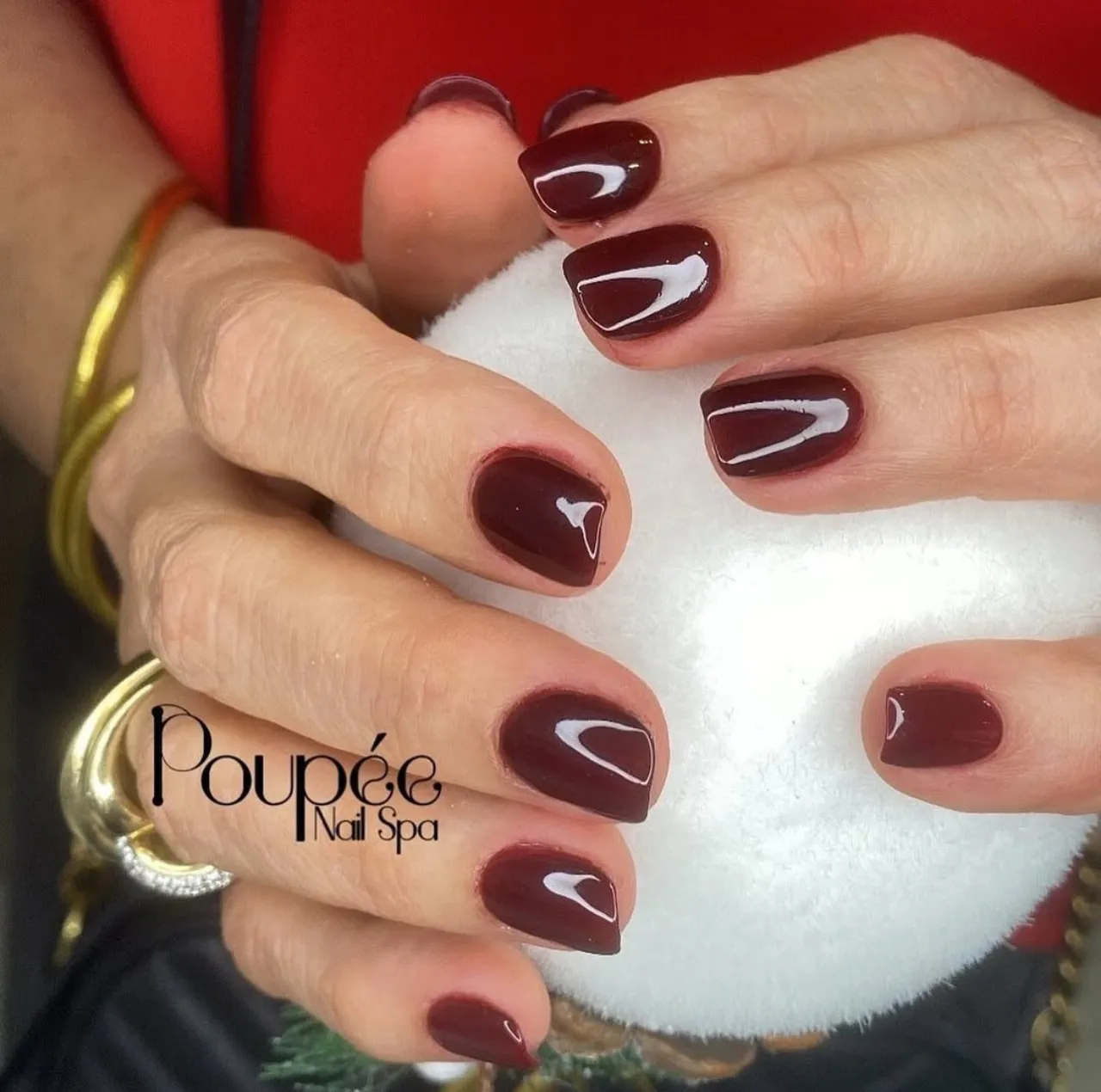 Esmalte Nail Lacquer en Got the Blues for Red aplicado como uno de los colores de uñas de invierno en tendencia.
